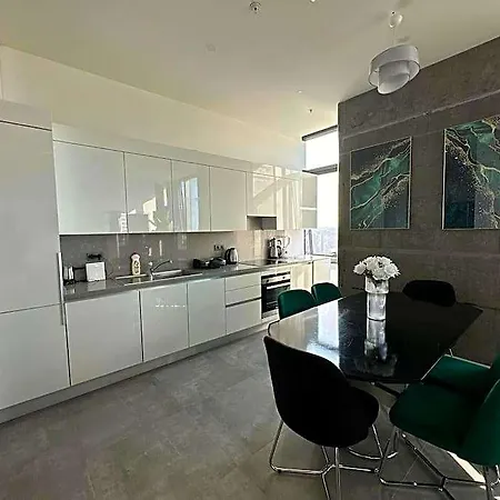 Elegant 2 Bedroom Sinpas Queen Gym Pools Apartamento